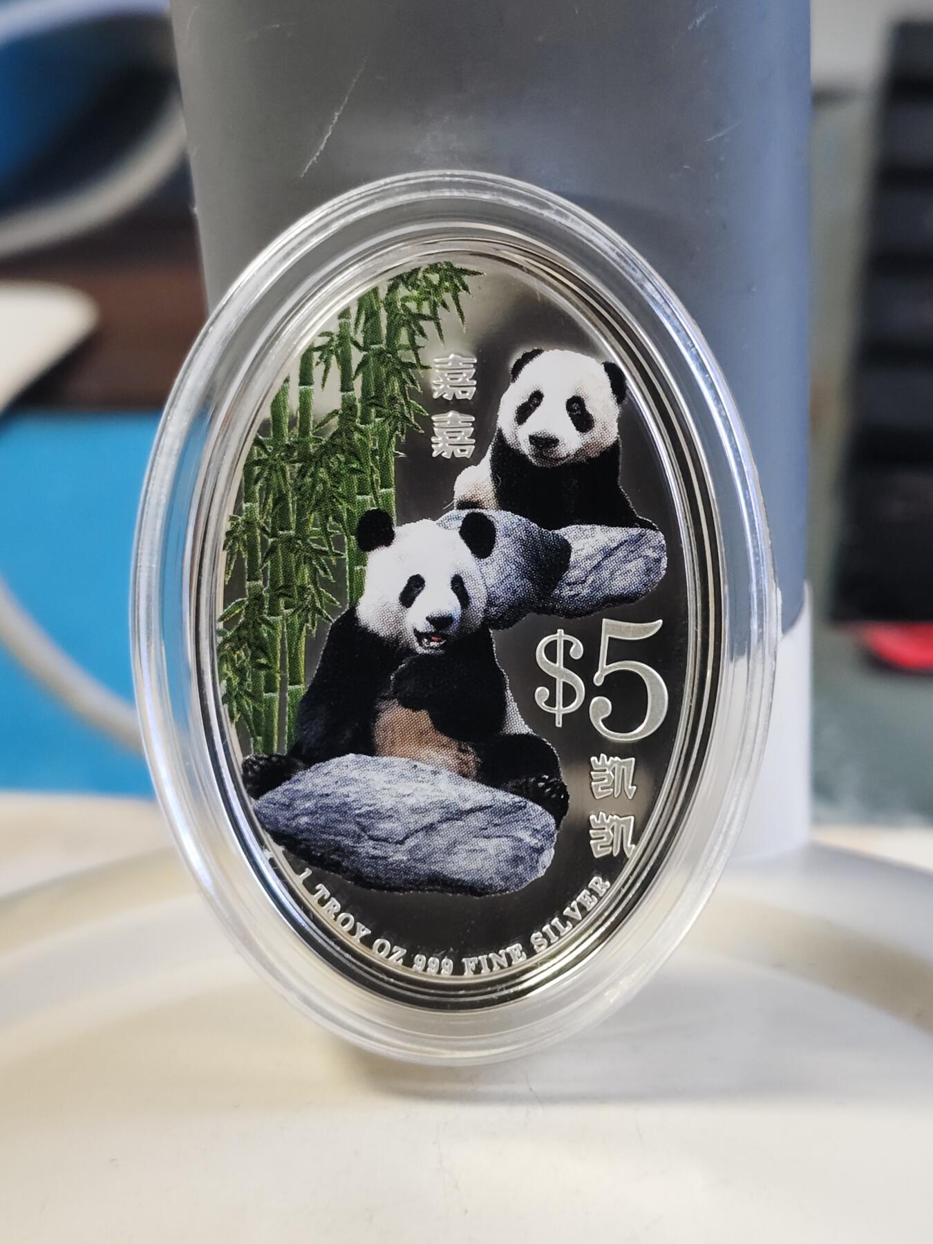第180期拍卖【长期征集拍品】【北京币展专场】 新加坡2012年大熊猫凯凯和嘉嘉椭圆形彩色精制银币，999银，31.1克，发行10000枚