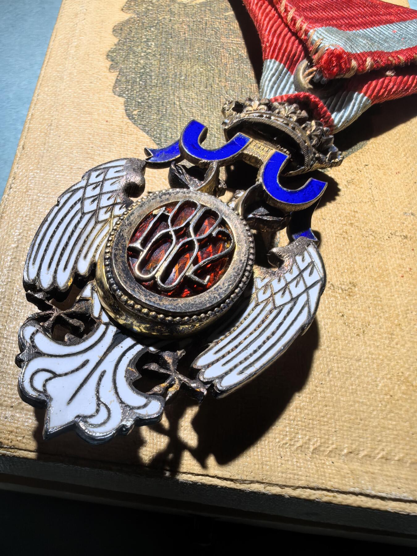 盛世勋华——号角文化勋章邮票专场拍卖第286期 南斯拉夫王国四级白鹰勋章  原盒 相当少见 盒子带法国阿图尔·贝特朗厂标