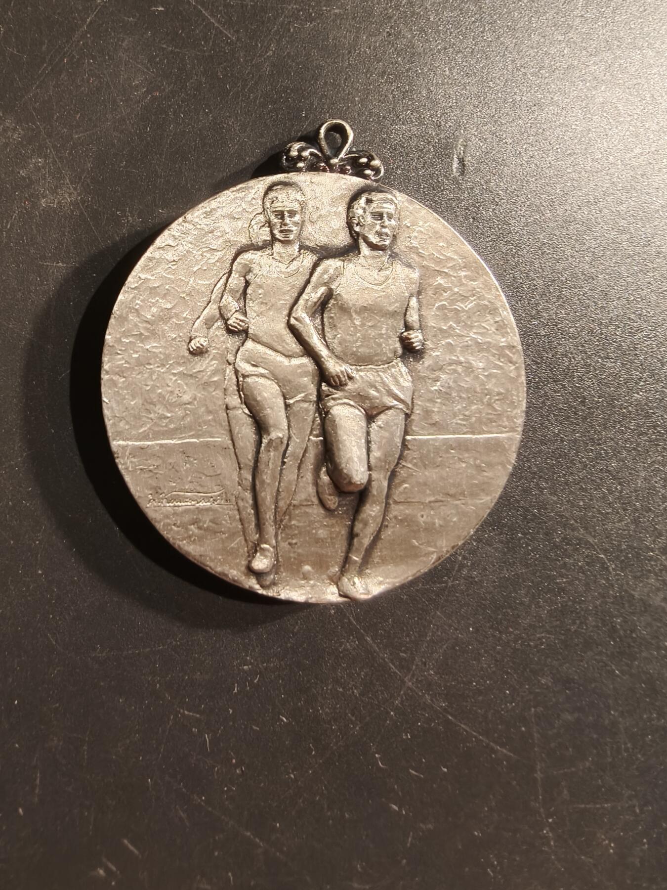 老王徽章第160期 小日子田径竞赛纪念章       直径42mm.   重量31.2g