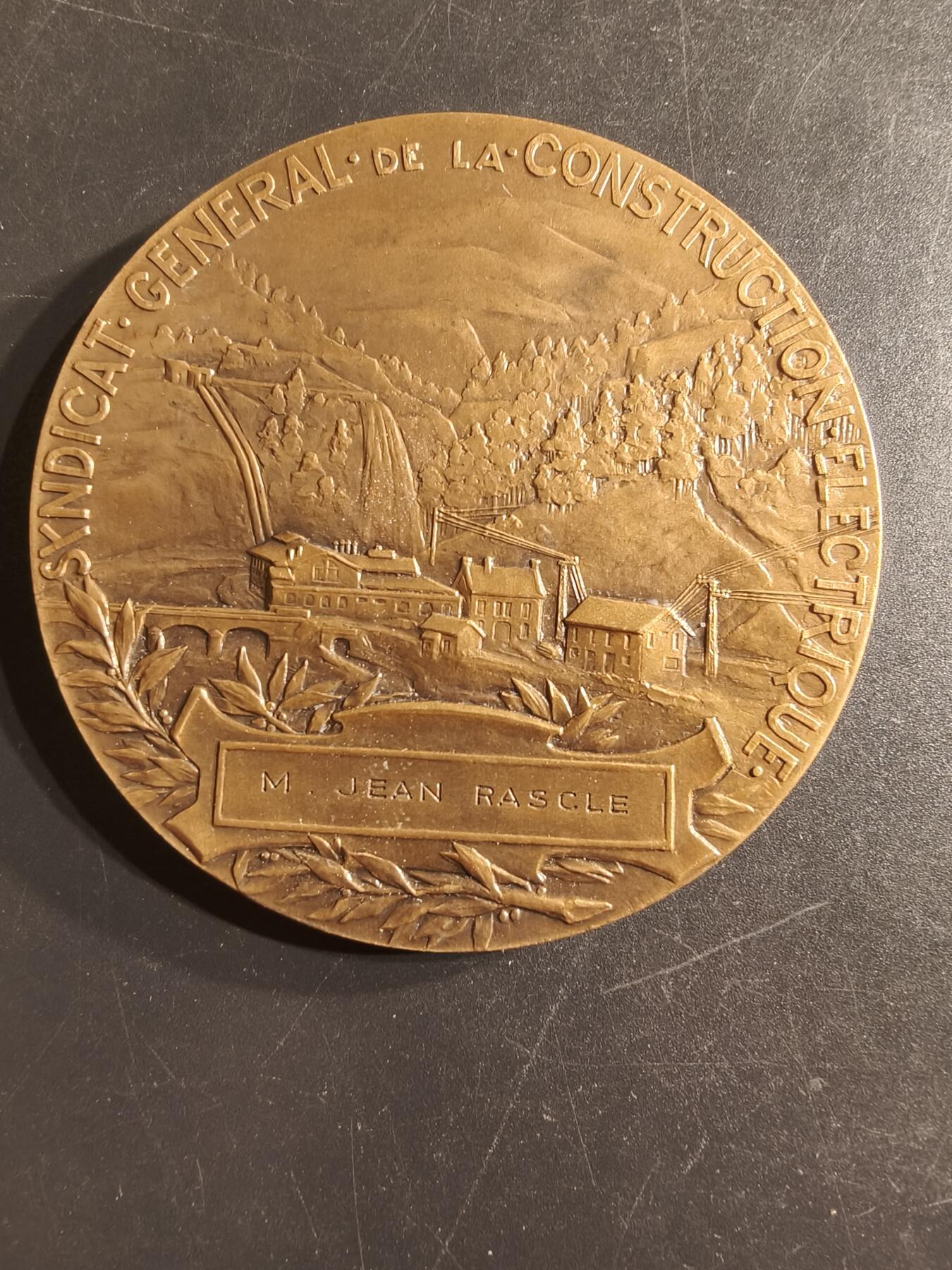老王徽章第160期  法国电力建筑总工会大铜章     原盒     大师皮列作品     直径68mm.    重量120.6g