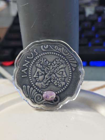 第180期拍卖【长期征集拍品】【北京币展专场】 - 喀麦隆2019年古罗马门神和保护神雅努斯镶水晶16.55克银币，999银，发行999枚，镶嵌物有掉落