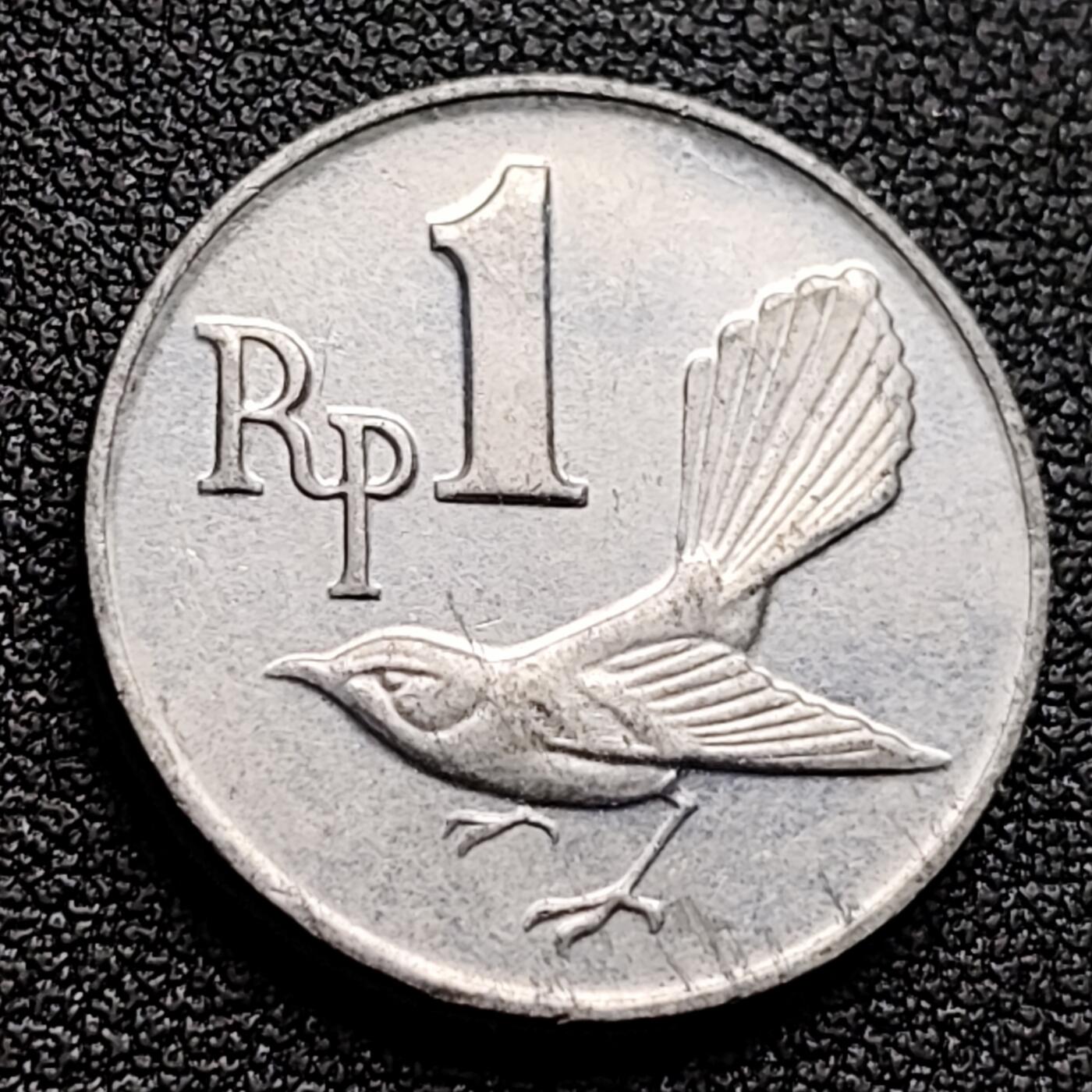 泉币菌-第122场-精品福利场 印度尼西亚1970年1卢比 白喉扇尾鹟 发行一年 铝币 硬币 21.8mm A