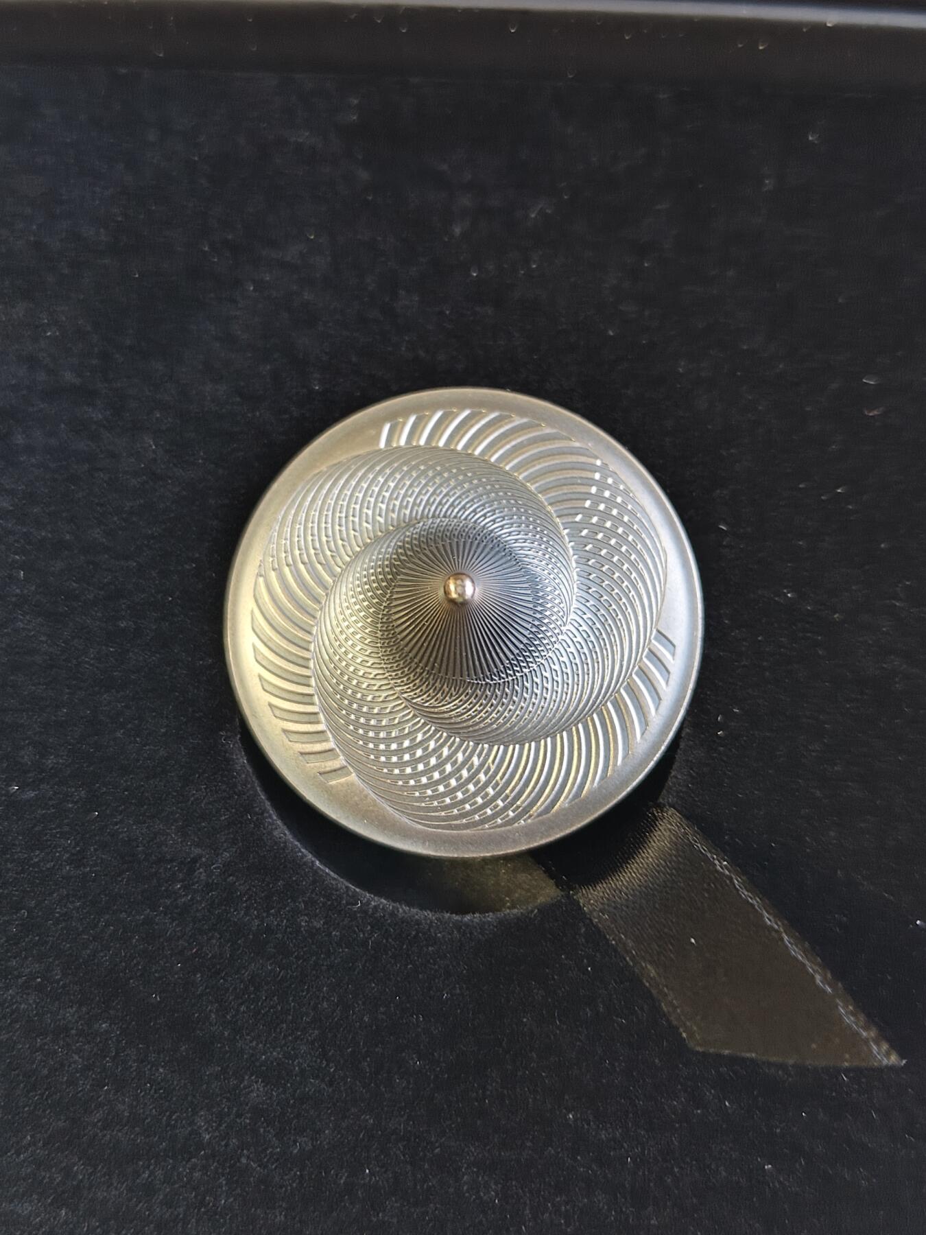 第180期拍卖【长期征集拍品】【北京币展专场】 库克2023年复制旋转陀螺1盎司3D立体仿古纪念银币，999银，发行999枚，盒子有裂痕