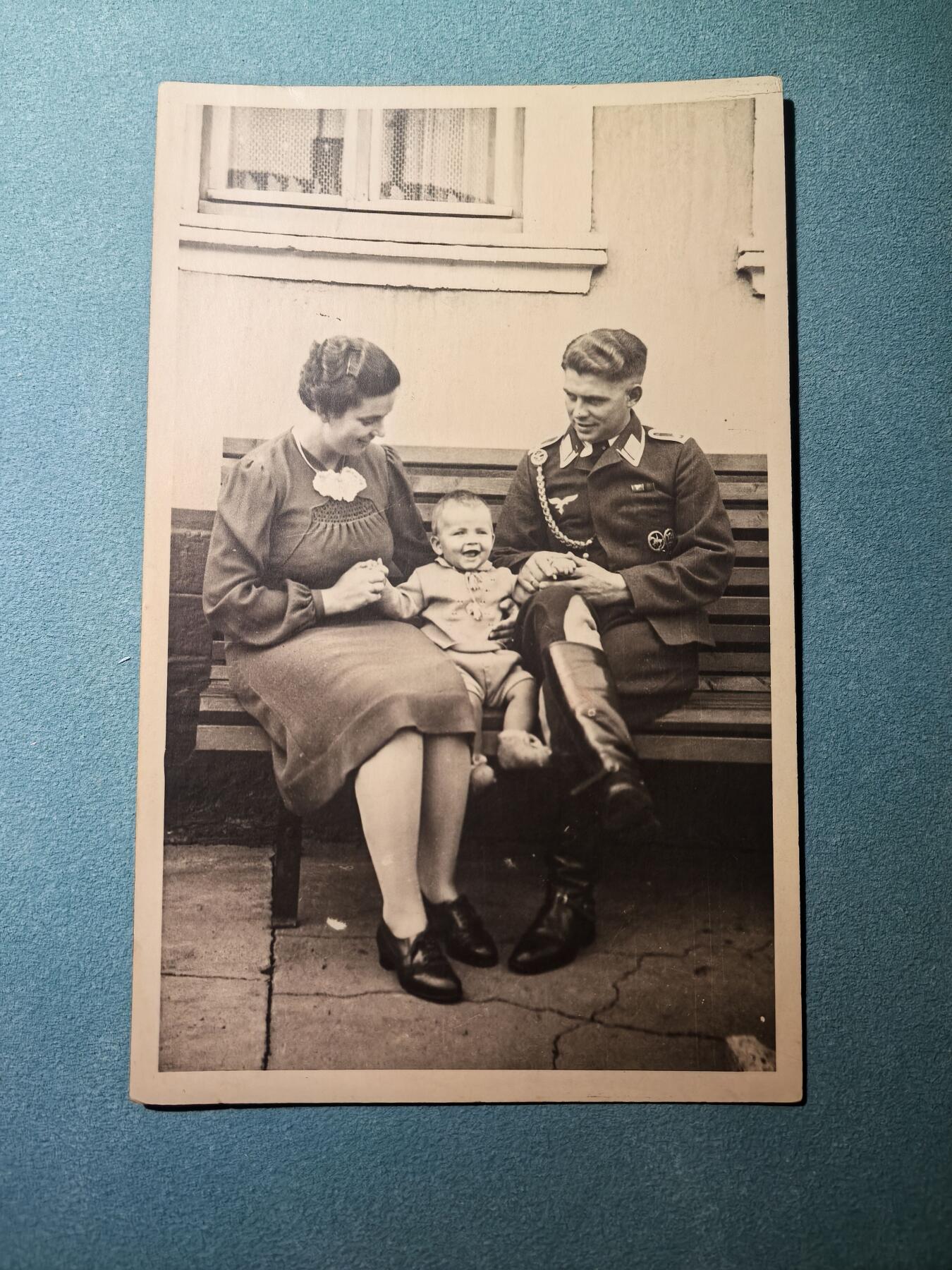 盛世勋华——号角文化勋章邮票专场拍卖第286期 德国（1939）空军士官家庭照片 佩戴空军射击饰续/马术体能章等