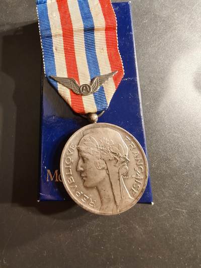 老王徽章第160期 - 法国银级航空荣誉发展奖章     带空军勋饰      1974年授予     950银     26.4g