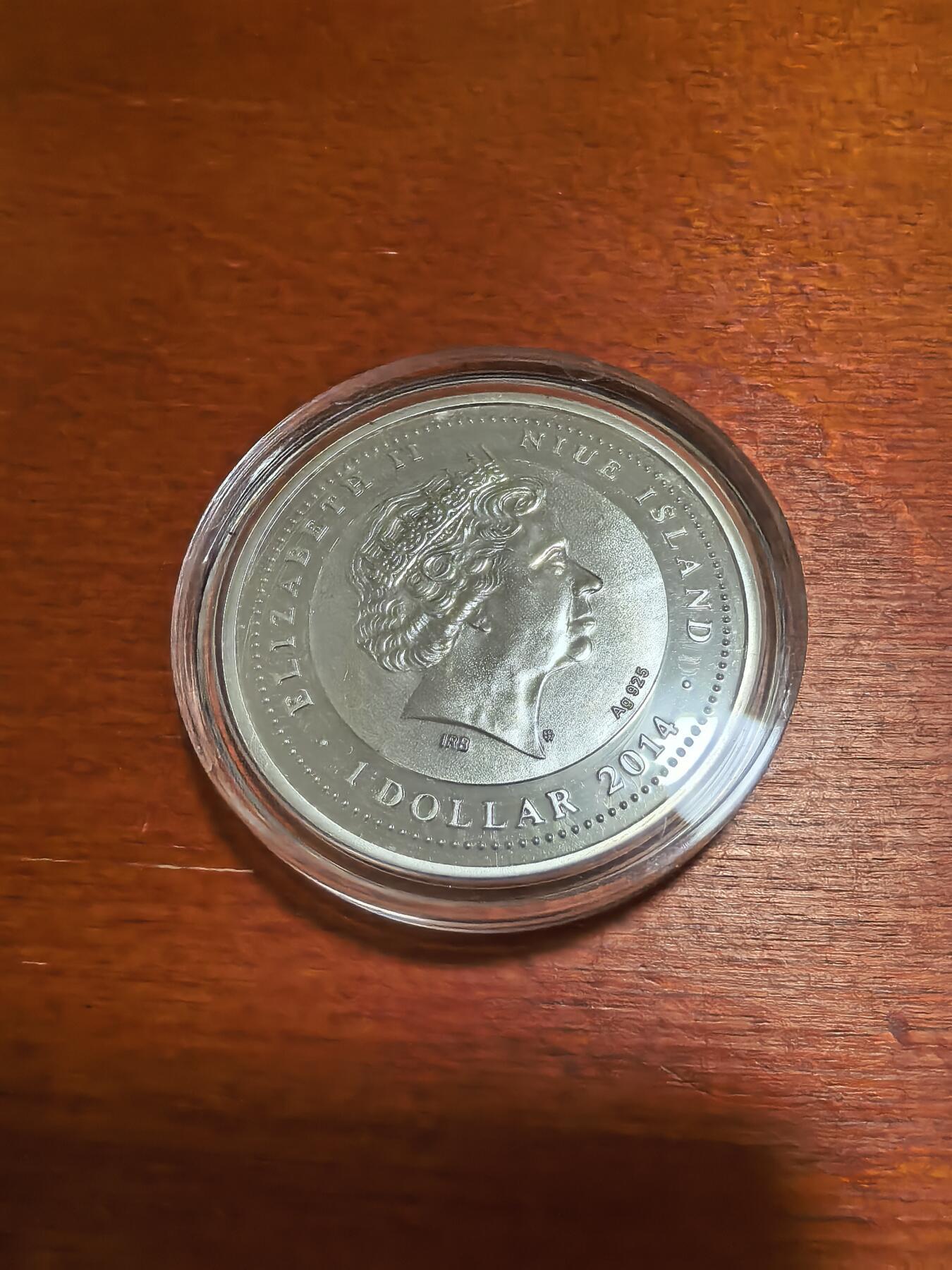 长老汇蛇年精选第六十九场拍卖 2014纽埃马年彩色精制银币，16.81克925银，盒证全，马蹄形盒