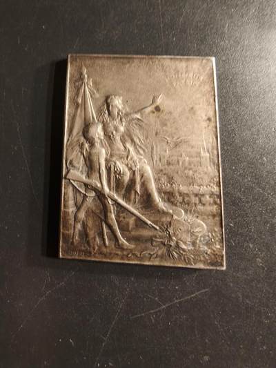 老王徽章第160期 - 法国射击联盟方形镀银大铜章     尺寸51×36mm.   重量54.6g.    大师杜普伊作品