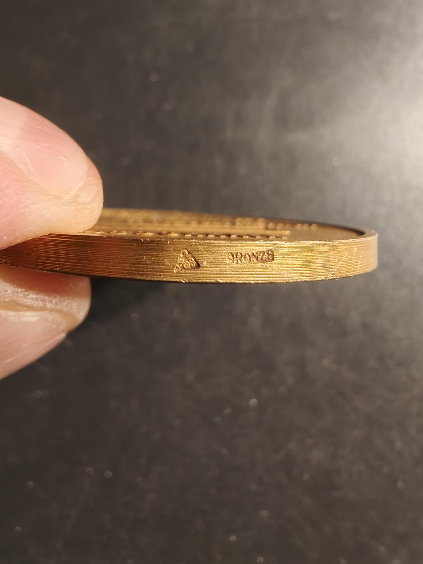 老王徽章第160期 法国机械工业联合会镀金大铜章     直径44mm.   重量41.6g