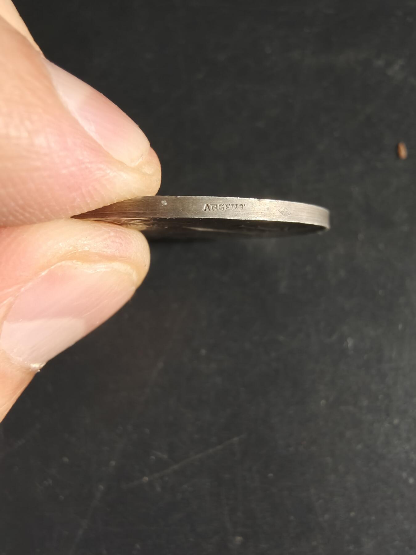 老王徽章第160期  法国化学工业联合会大银章     950银    带盒子     直径36mm.   重量21.6g