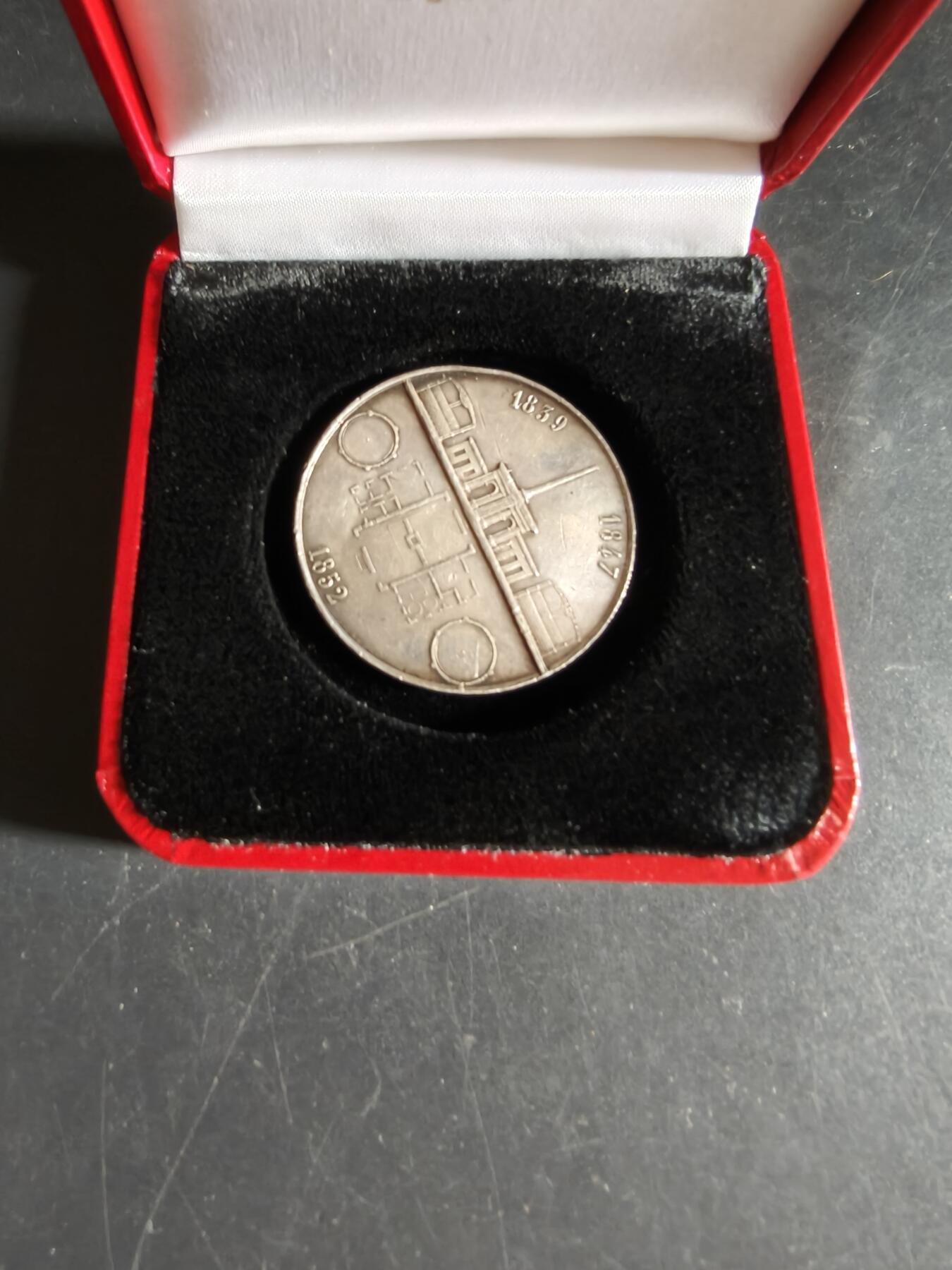 老王徽章第160期  法国中央氢气照明公司银质代章     带盒子    950银     直径37mm.   重量21.6g