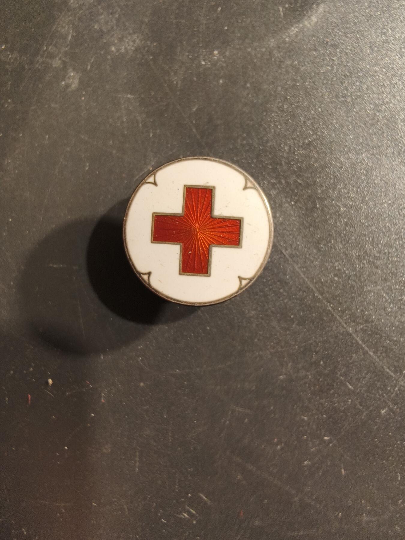 老王徽章第160期 丹麦红十字会证章    珐琅材质