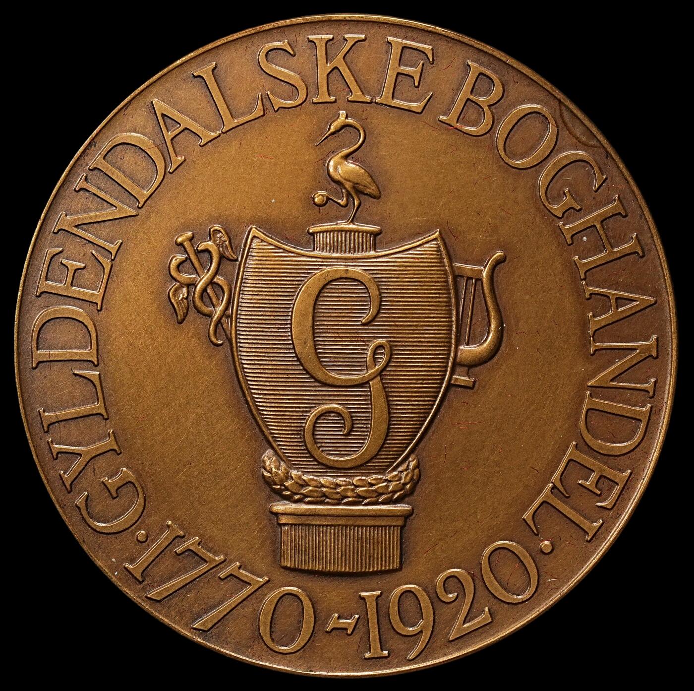 修遠堂世界钱币第九十一期 1920年丹麦-博汉德尔出版社创立150周年纪念大铜章 丹麦最古老出版社 由Søren Gyldendal创立于1770年 带原盒 49.78mm，69.52g