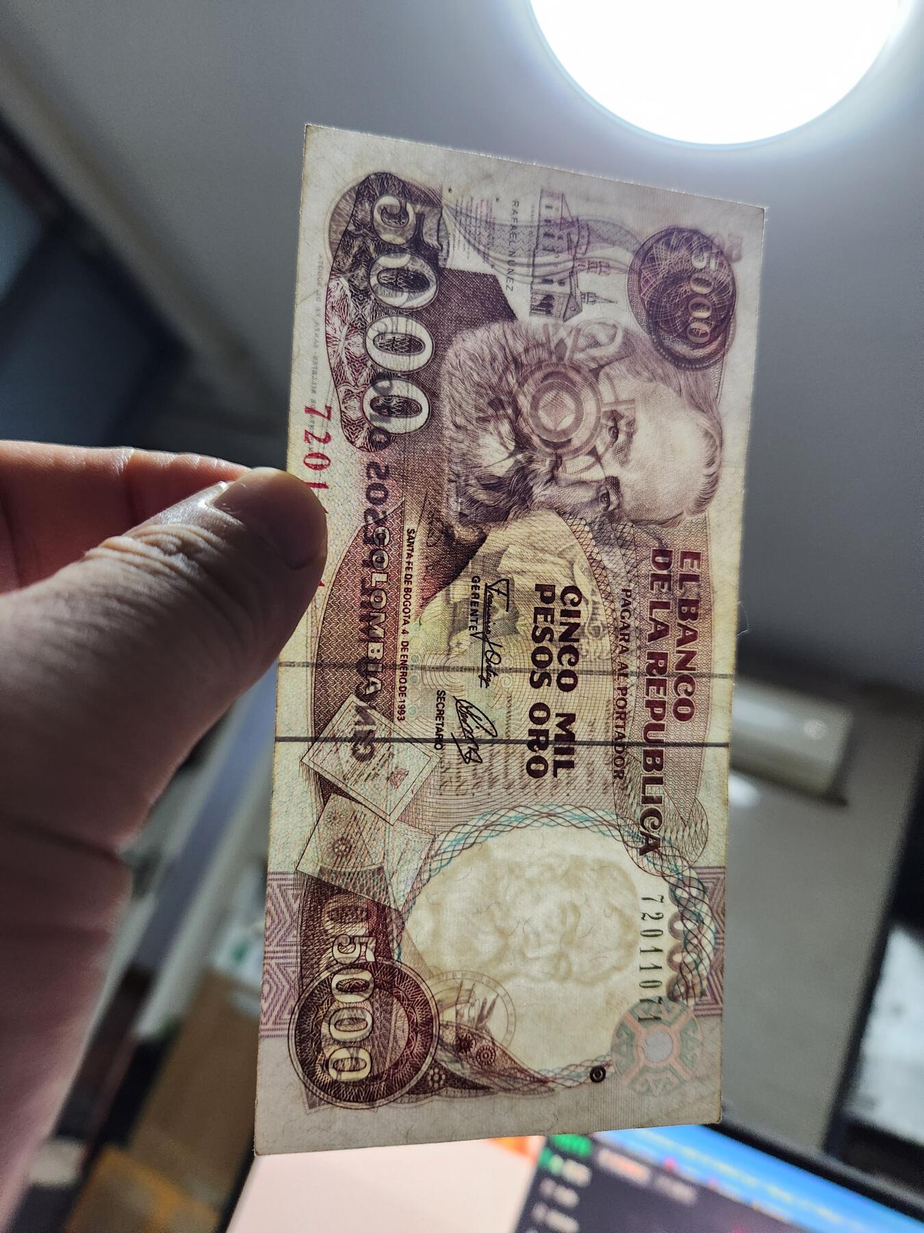 11月1号晚上8点 外国纸币自动截拍第50场 哥伦比亚1993年5000比索 极美品原票