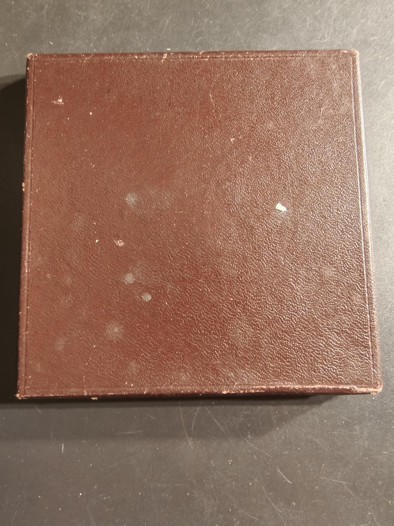 老王徽章第160期  法国电力建筑总工会大铜章     原盒     大师皮列作品     直径68mm.    重量120.6g