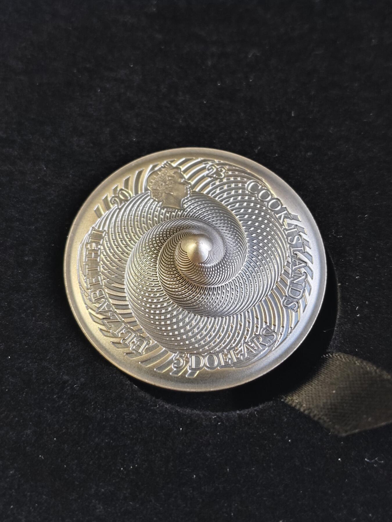 第180期拍卖【长期征集拍品】【北京币展专场】 库克2023年复制旋转陀螺1盎司3D立体仿古纪念银币，999银，发行999枚，盒子有裂痕