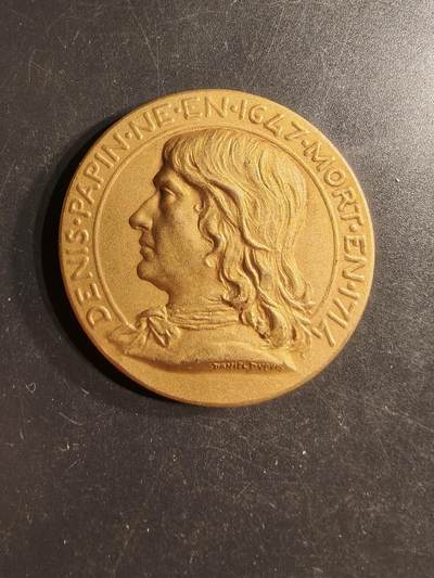 老王徽章第160期 - 法国机械工业联合会镀金大铜章     直径44mm.   重量41.6g