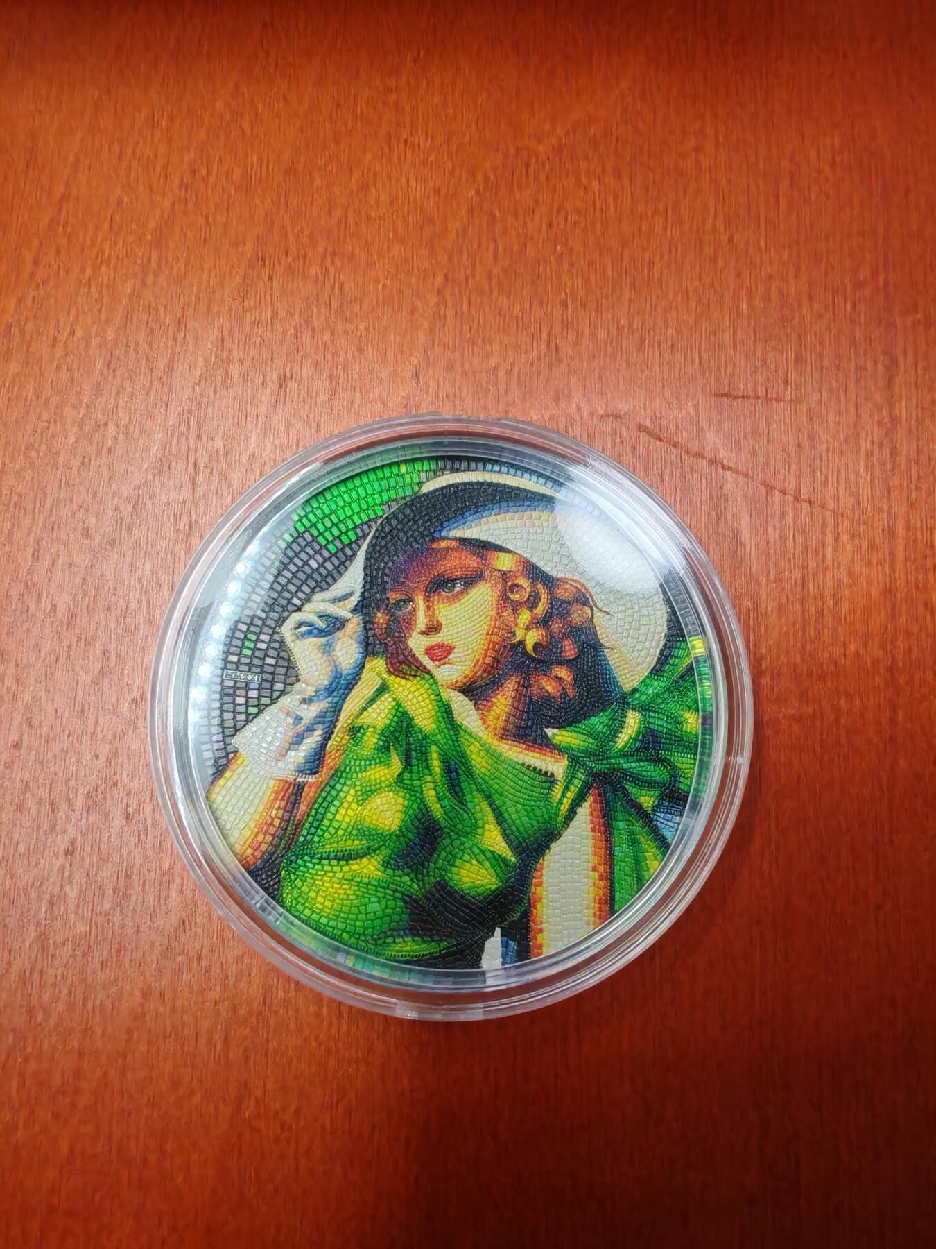 长老汇蛇年精选第六十九场拍卖  2021帕劳马赛克经典之穿绿衣的女孩20元3盎司彩色精制银币，盒证全，499枚，木盒钢琴烤漆，由8000片马赛克构图，售价在4000元左右