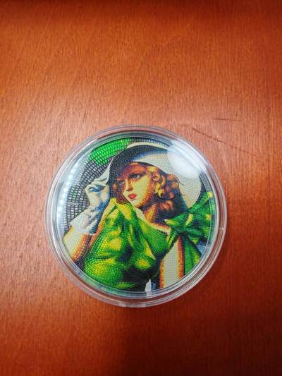 长老汇马年精选第九场拍卖 -  2021帕劳马赛克经典之穿绿衣的女孩20元3盎司彩色精制银币，盒证全，499枚，木盒钢琴烤漆，由8000片马赛克构图，售价在4000元左右