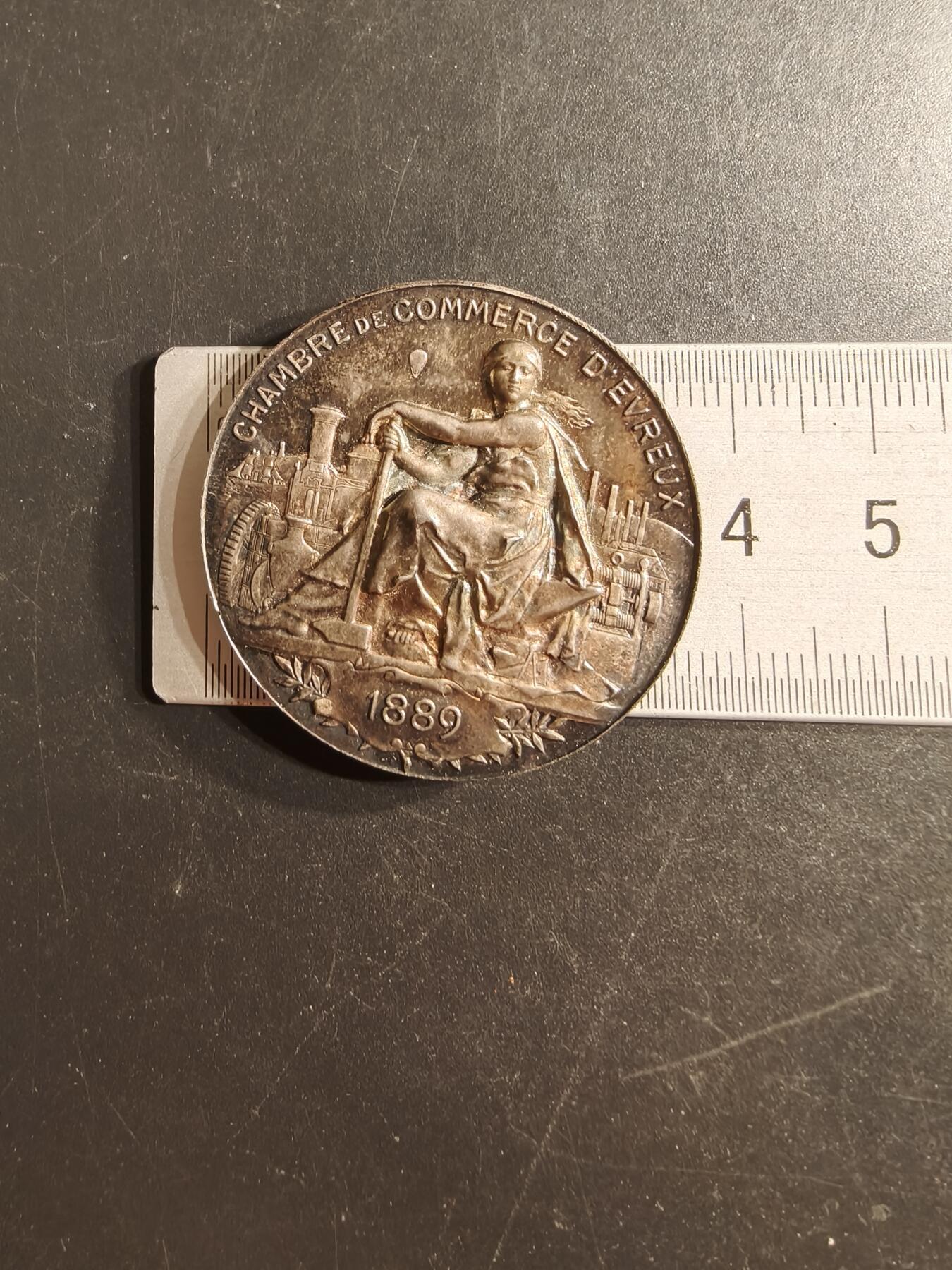 老王徽章第160期 法国1889艾弗勒商会代章    950银    原盒      直径37mm.    重量21.9g