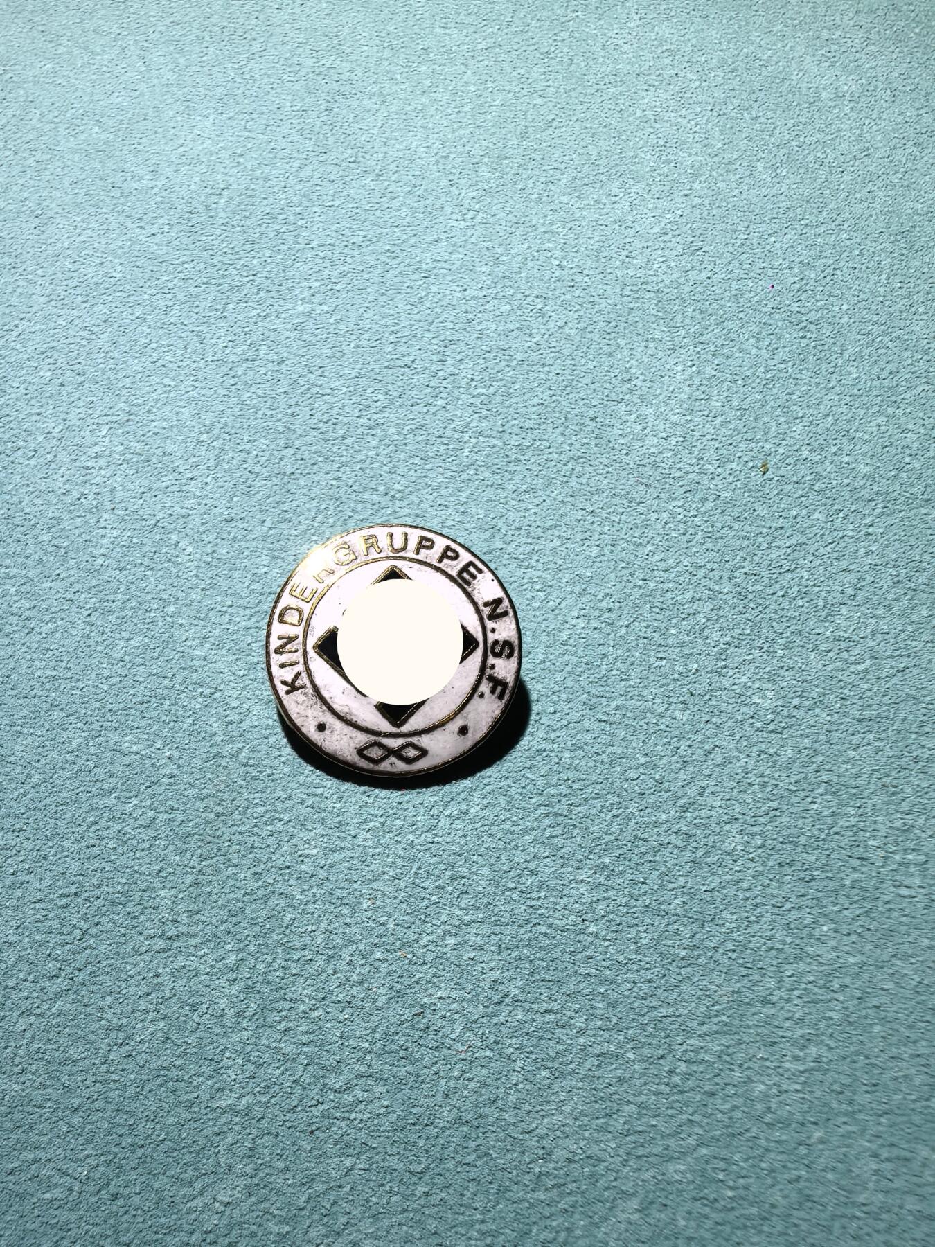 盛世勋华——号角文化勋章邮票专场拍卖第286期 德国（1939）NS妇女协会（NSF）儿童团证章 带厂标 极为少见