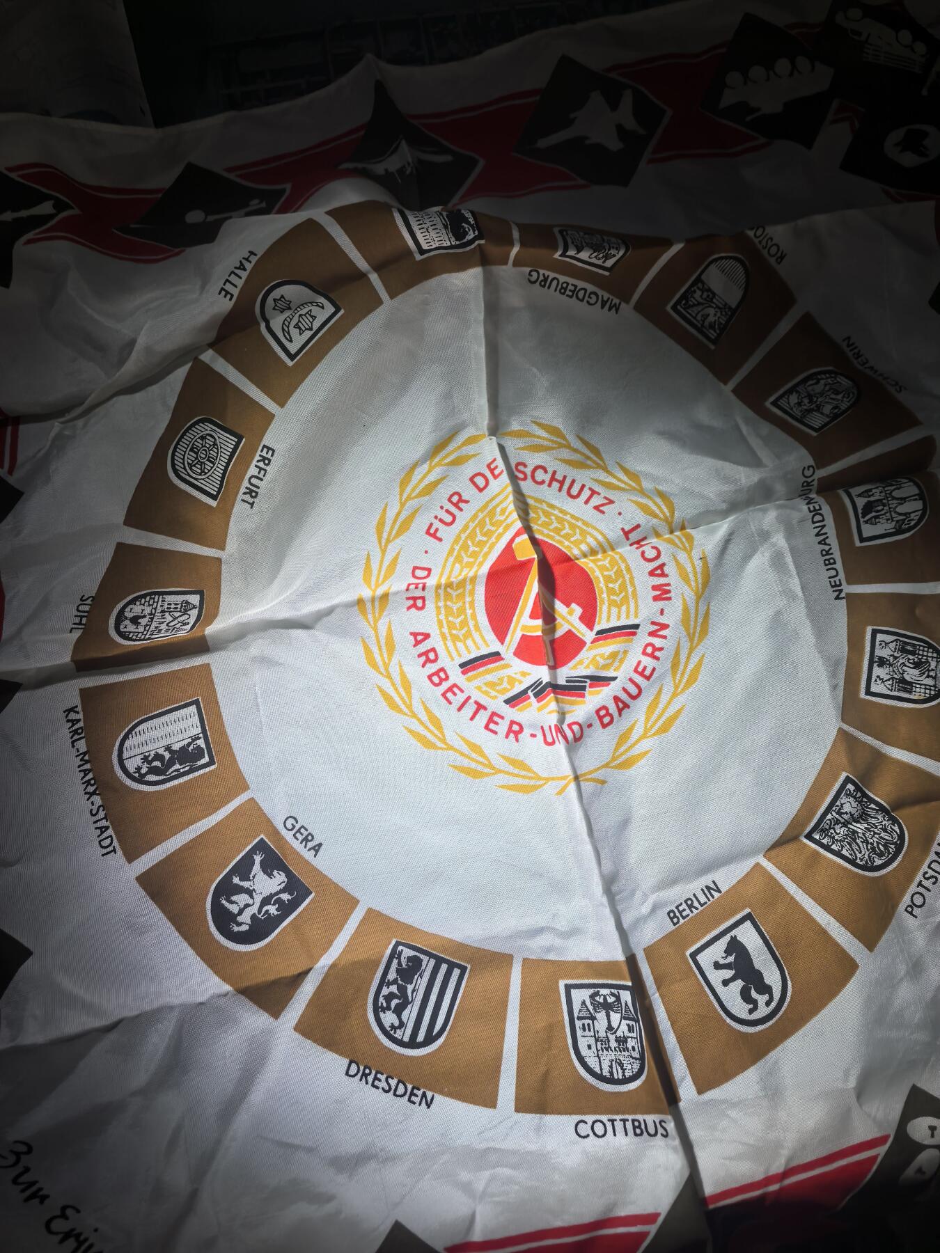 盛世勋华——号角文化勋章邮票专场拍卖第286期 东德人民军餐巾 边长80厘米左右