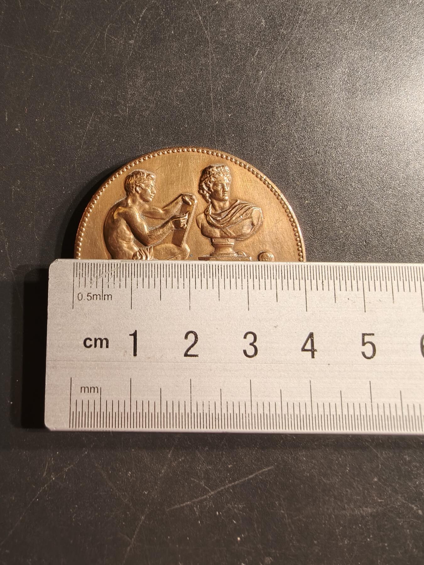 老王徽章第160期  法国巴黎市成人绘画竞赛大铜章     直径41mm.   重量33.8g