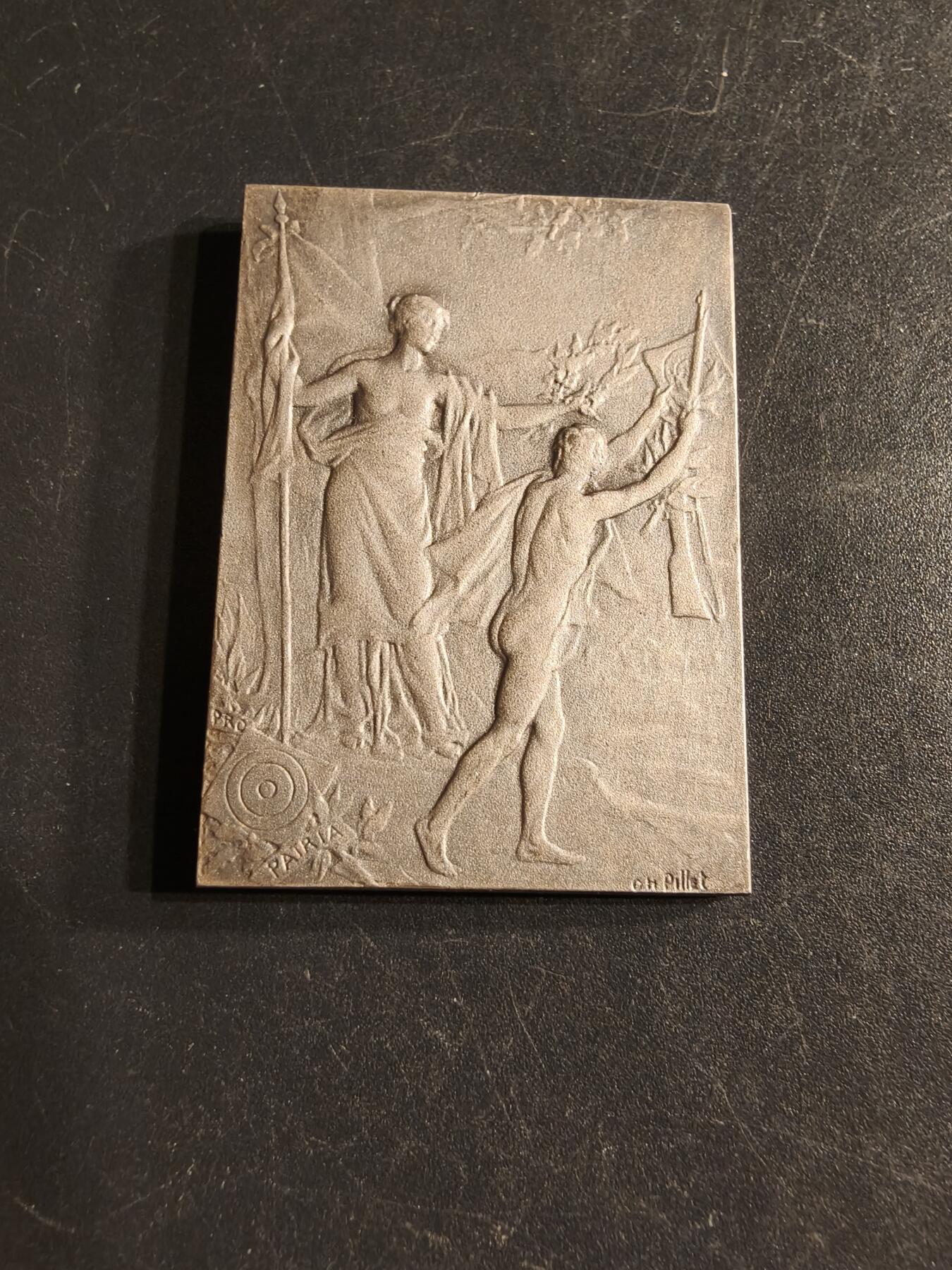 老王徽章第160期  法国射击联盟镀银方形大铜章      大师皮列作品     尺寸41×26mm.    重量24.5g.    