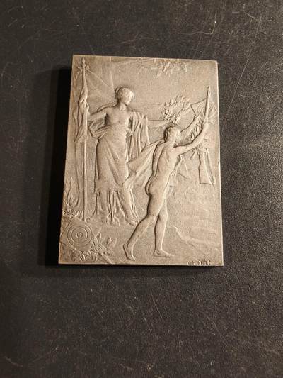 老王徽章第160期 -  法国射击联盟镀银方形大铜章      大师皮列作品     尺寸41×26mm.    重量24.5g.    
