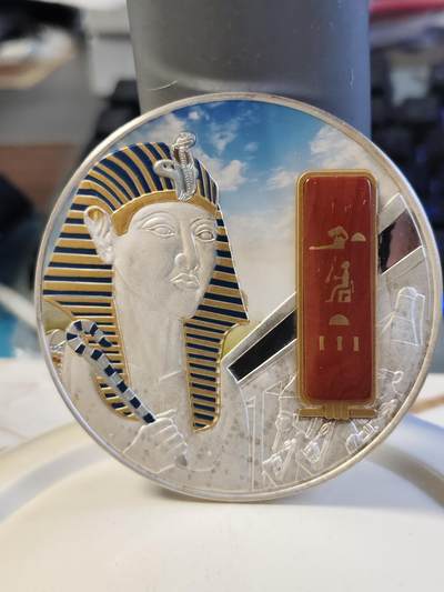 第180期拍卖【长期征集拍品】【北京币展专场】 - 斐济2012年宝藏系列哈特谢普苏特法老镶红碧玉2盎司纪念银币，999银，发行999枚