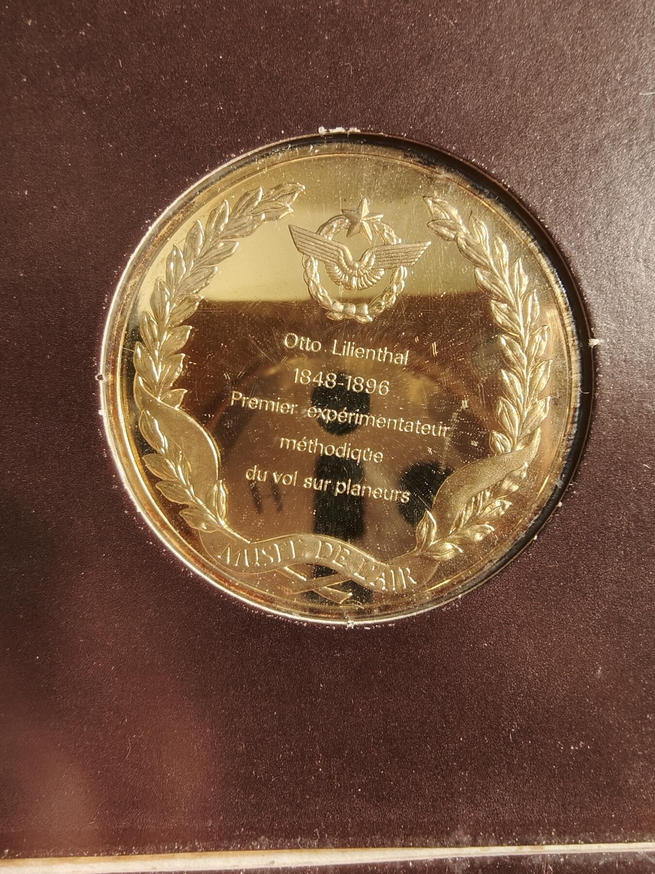 老王徽章第160期 法国发行德国航空先驱奥托·李林塔尔纪念章     原封     直径45mm.     奥托·李林塔尔（1848-1896）是一位德国工程师和航空先驱，被认为是第一位成功进行多次滑翔飞行的“飞行员”。 