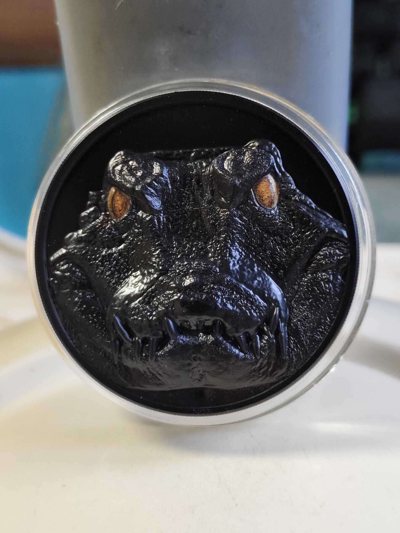 第180期拍卖【长期征集拍品】【北京币展专场】 帕劳2023年夜间猎人系列凯门鳄曜石黑2盎司彩银币，9999银，发行量888枚