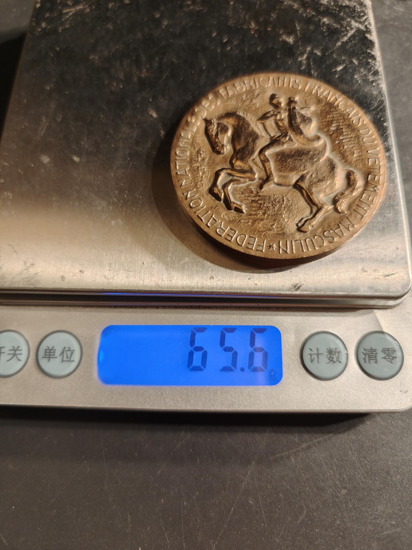 老王徽章第160期  法国男性服装制造商全国联合会大铜章     直径50mm.    重量65.6g