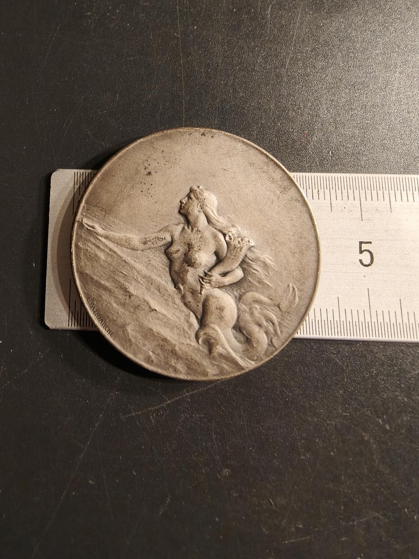 老王徽章第160期  法国跨大西洋轮船公司镀银大铜章     直径43mm.   重量24.3g