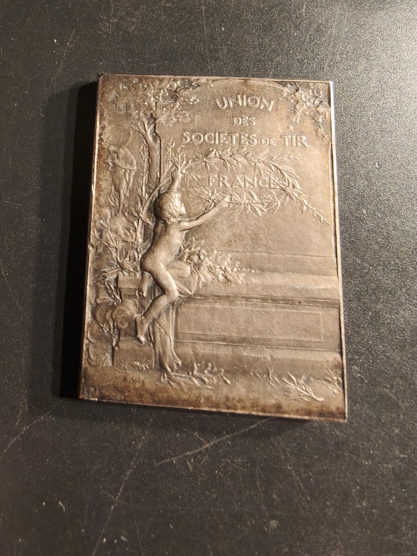 老王徽章第160期 法国射击联盟方形镀银大铜章     尺寸51×36mm.   重量54.6g.    大师杜普伊作品
