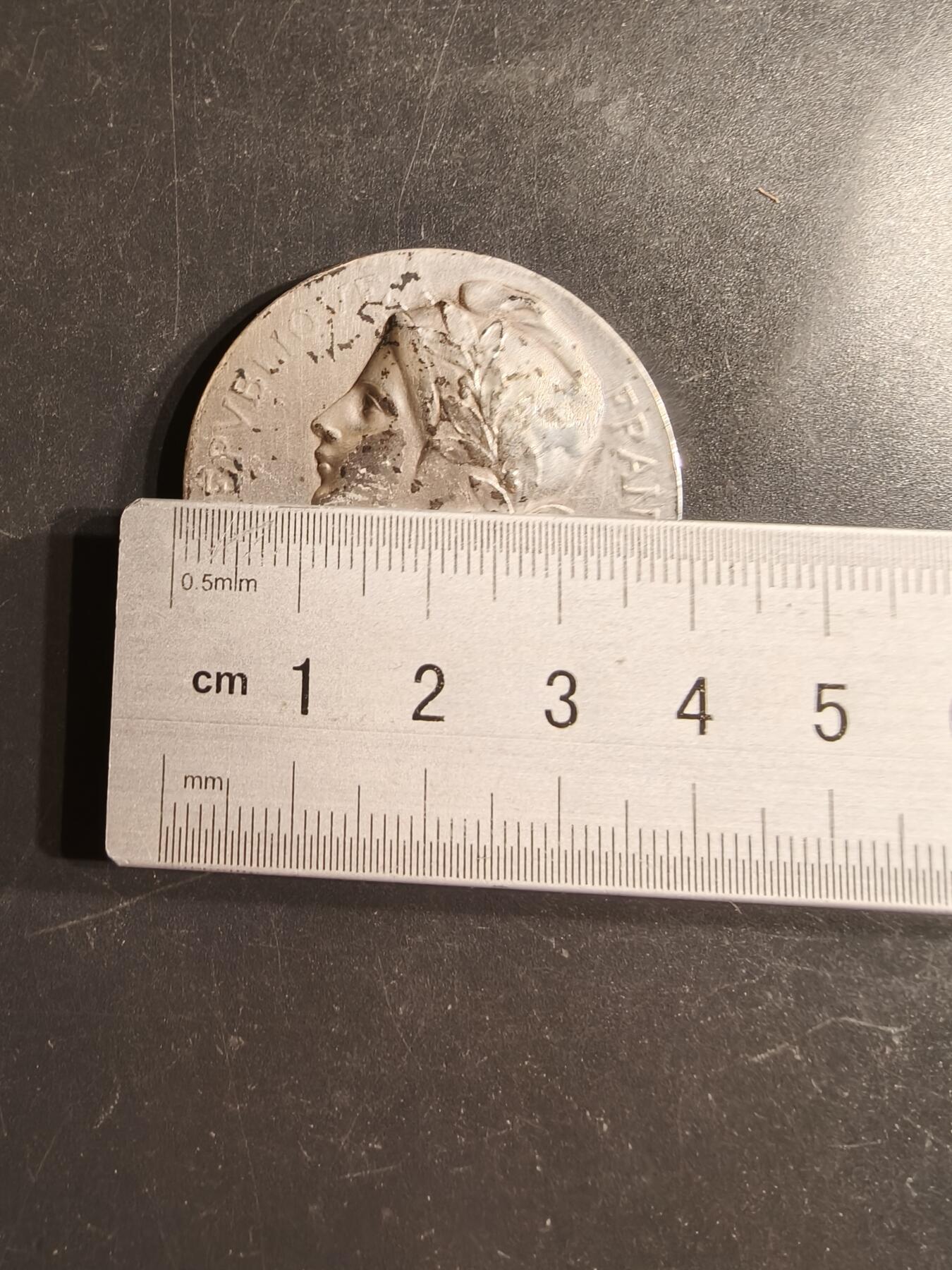 老王徽章第160期  法国玛丽安娜银章    Rasumny版本     950银     直径40mm.    重量28.7g.    带盒子