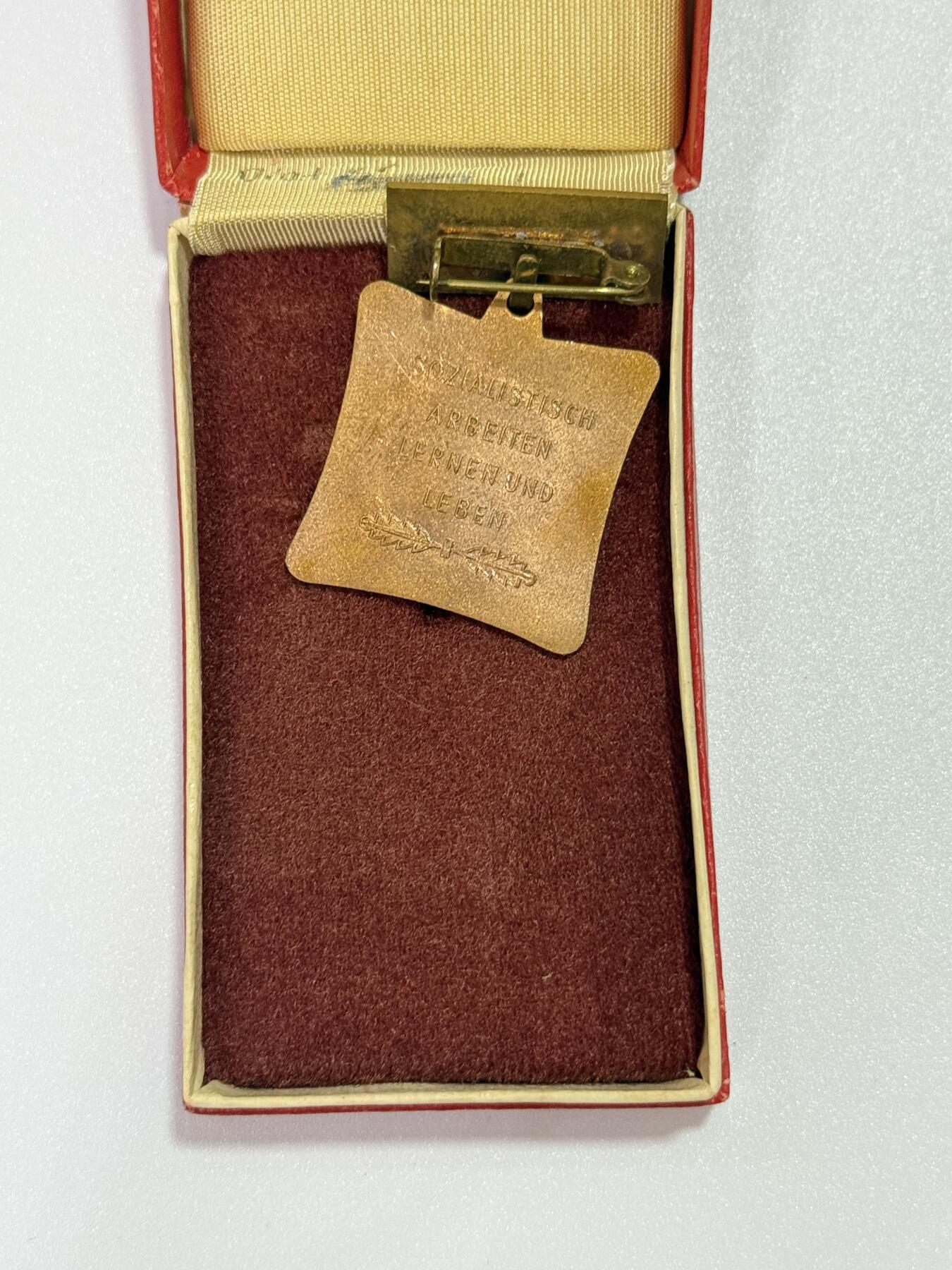 韵星假日精品2025秋季军品类拍卖会-- Rimey Holidays Boutique 2025 Autumn Militaria Sale 民主德国集体劳动荣誉奖章带盒