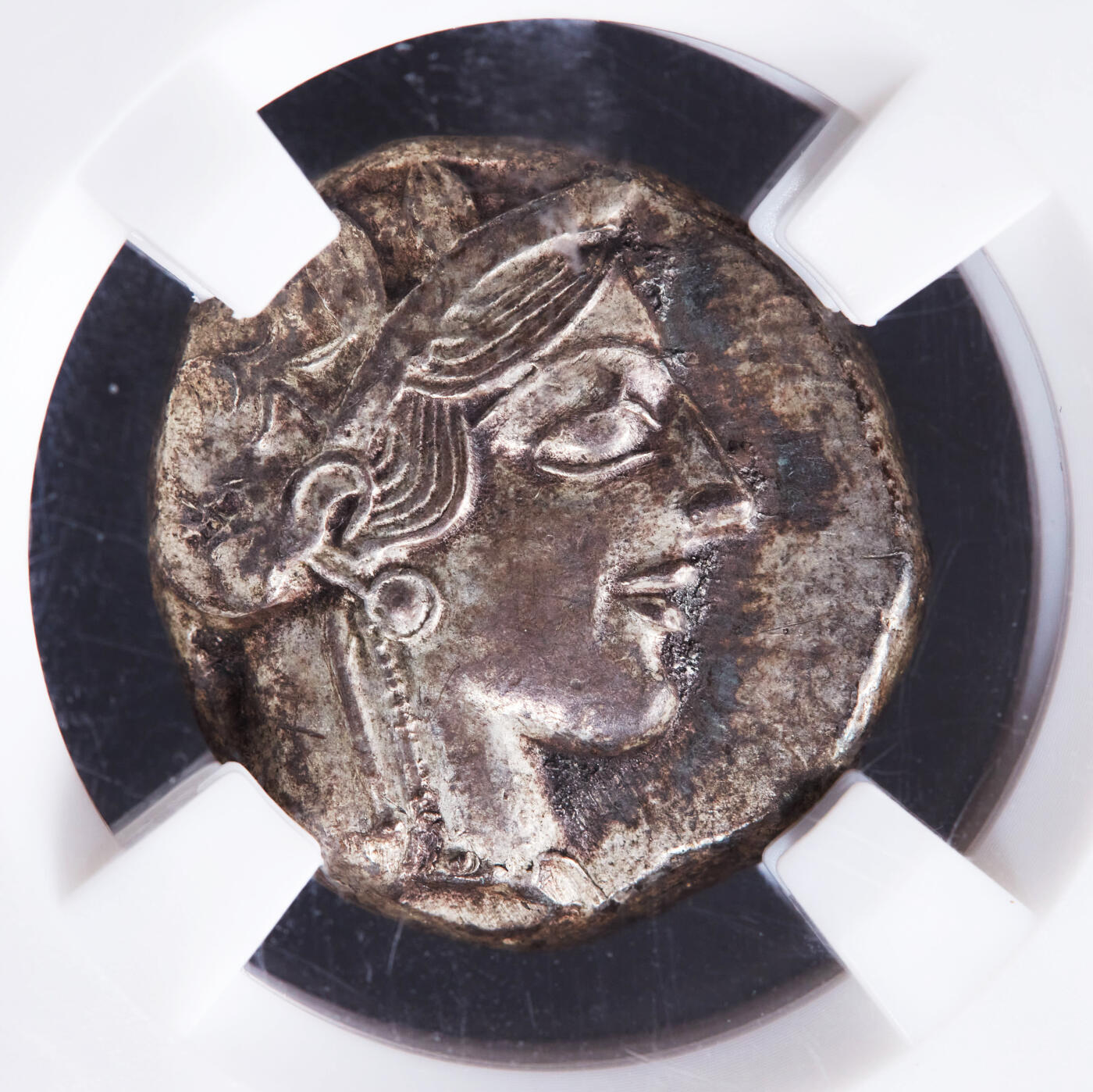 【俄甄集藏】2025年(044)11-12星期三晚 19:30 全场包邮 古希腊雅典城公元前449-前404年雅典娜与猫头鹰四德拉克马银币，众诚 AU(Str 3/5, Sur 4/5)，正面雅典城守护神雅典娜戴阿提卡式头盔头像，盔舌上有3片橄榄树叶，背面是一只站立的猫头鹰，右方为雅典城的缩写ΑΘΕ，左方为橄榄枝及一钩新月，原味带彩包浆难得，热门品种，重17.23克