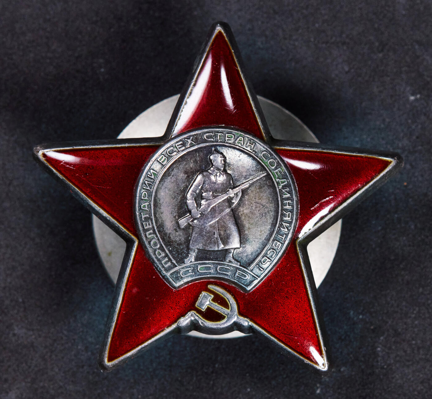 【俄甄集藏】2025年(044)11-12星期三晚 19:30 全场包邮 苏联红星勋章，银质珐琅，3212751号，轻微佩戴痕迹，原味状态