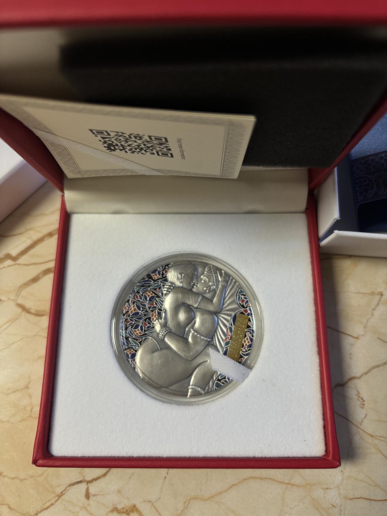 第180期拍卖【长期征集拍品】【北京币展专场】 喀麦隆2021年爱情系列爱经3盎司高浮雕仿古彩银币，999银，发行500枚