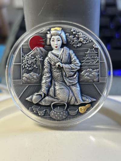 第180期拍卖【长期征集拍品】【北京币展专场】 - 纽埃2019年日本文化系列(1)-艺伎茶艺 2盎司超高浮雕仿古镀金彩色银币. 999银，发行500枚