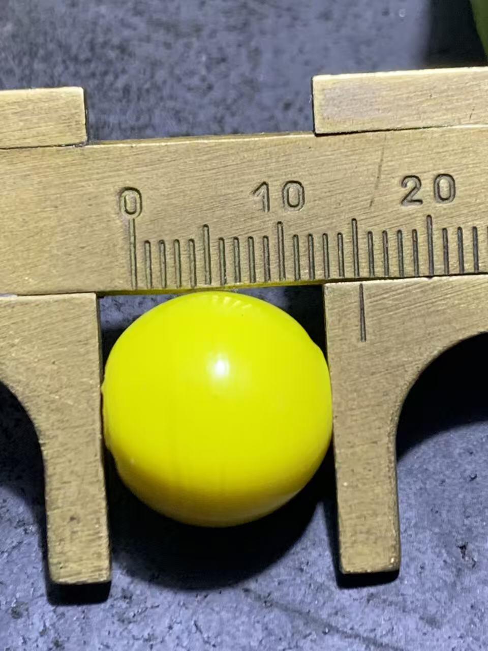 建国前后库存鸡油黄琉璃苹果珠一颗，