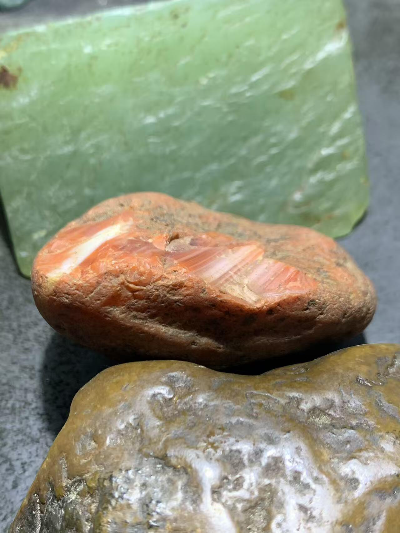 精美红皮开窗料红白千层纹南红玛瑙原石一颗，