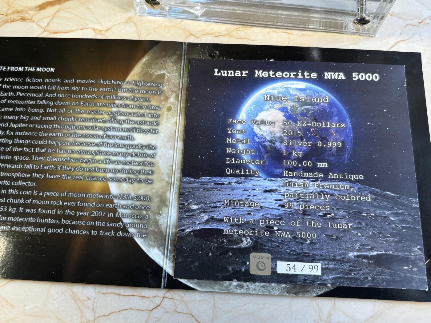 第180期拍卖【长期征集拍品】【北京币展专场】 纽埃2015年陨石冲击镶NWA5000月球陨石1公斤彩银币，999银，发行99枚，