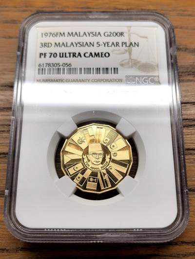 凡希社世界钱币微拍第三百十三期 - 1976马来西亚国家计划纪念200R多边形金币NGC-PF70UC，7.3g，900金。