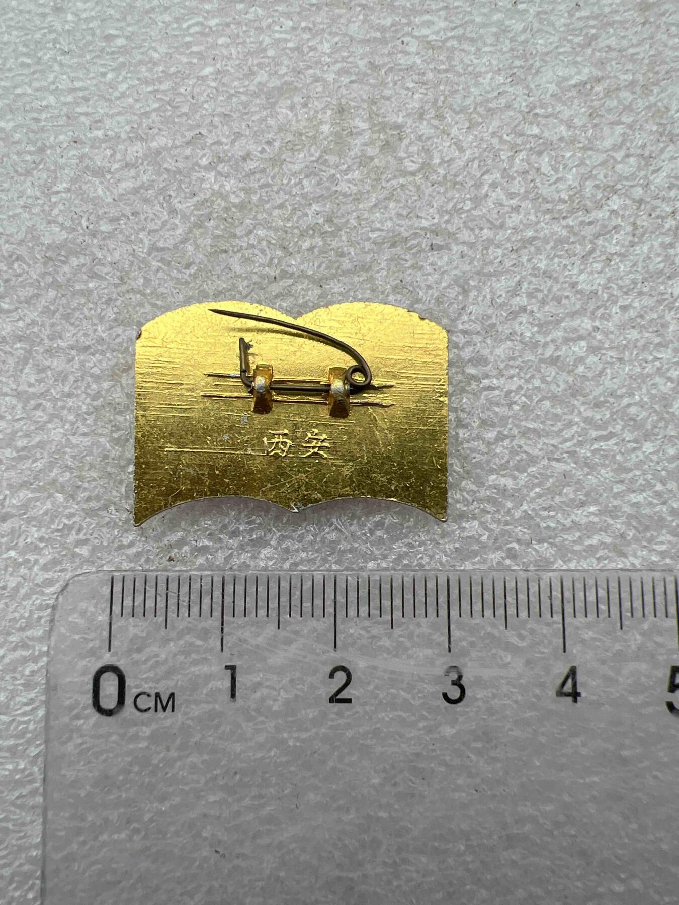 真品毛主席像章F 真品毛主席像章、F