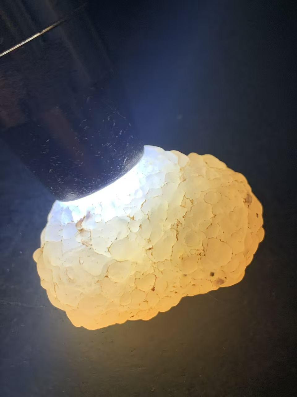 精美戈壁冰透高玉化鱼籽纹筋脉石原石一颗，