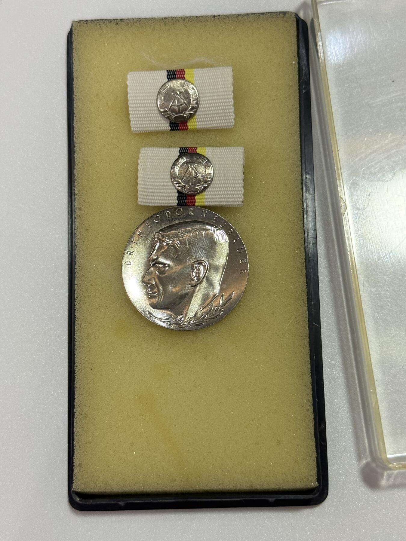 韵星假日精品2025秋季军品类拍卖会-- Rimey Holidays Boutique 2025 Autumn Militaria Sale 民主德国西奥多尔·诺伊鲍尔勋章带盒略一套