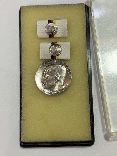 韵星假日精品2025秋季军品类拍卖会-- Rimey Holidays Boutique 2025 Autumn Militaria Sale - 民主德国西奥多尔·诺伊鲍尔勋章带盒略一套