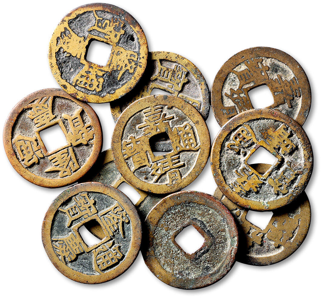 泓盛2025年秋季拍卖会 古泉 明钱一组十枚，尺寸不一，包括：（1）“隆庆通宝”五枚，一枚有铸洞，另枚缘小裂；（2）“嘉靖通宝”五枚，一枚有铸洞，附原藏家题记，上美至极美品Lot4867～4927同一老藏家珍藏