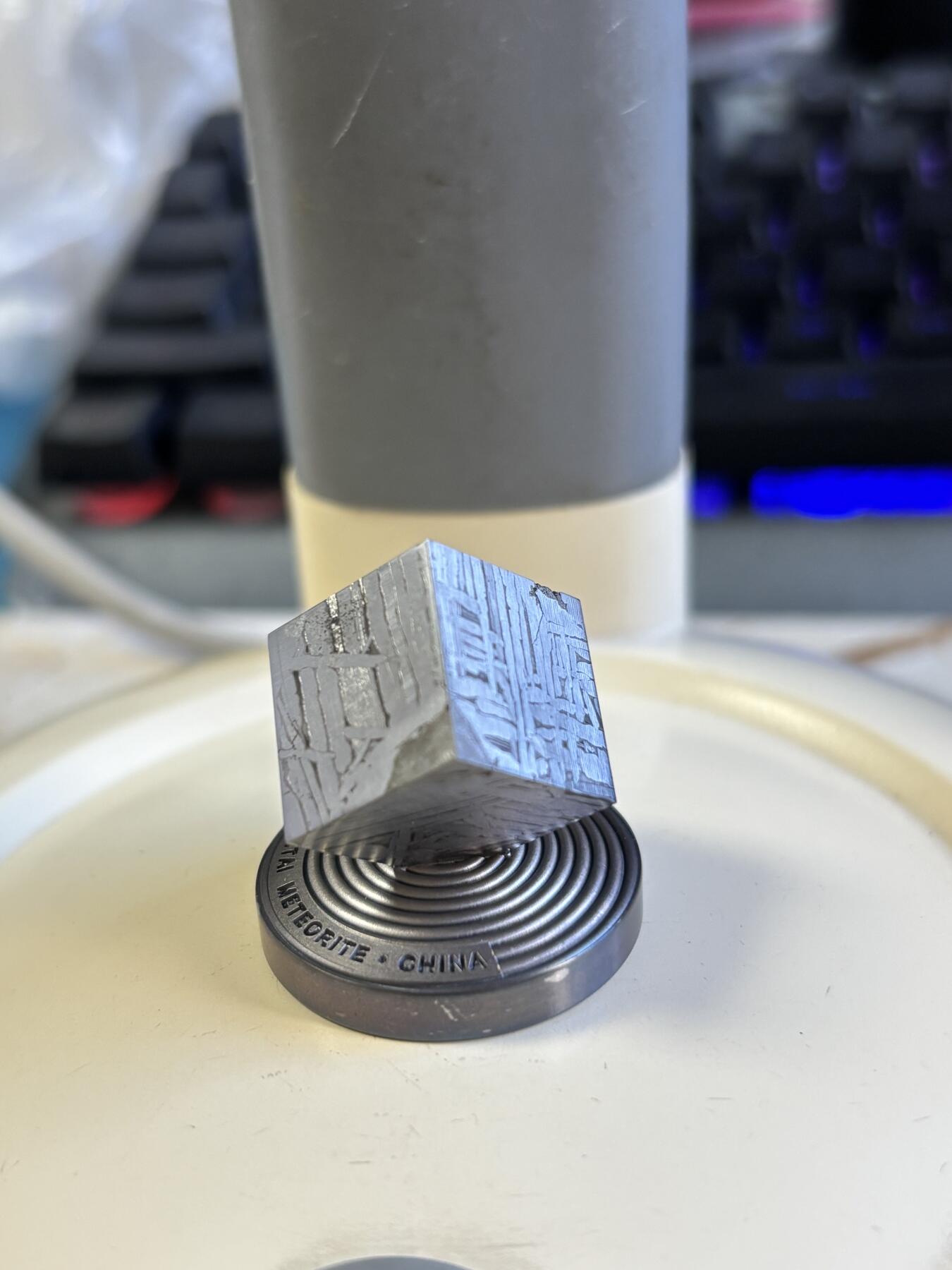 第180期拍卖【长期征集拍品】【北京币展专场】 加纳2022年中国阿勒泰陨石立方体陨石加1盎司银币，999银+中国阿勒泰陨石，发行量500枚，有氧化。